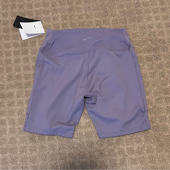 NWT Nike One High-Waisted Biker Shorts with Pockets - Picture 3 of 5
